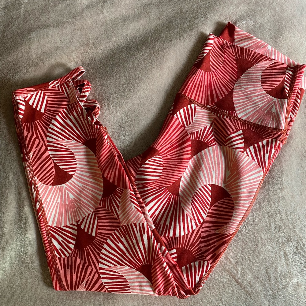 Aerie Red and White Geometric Leggings